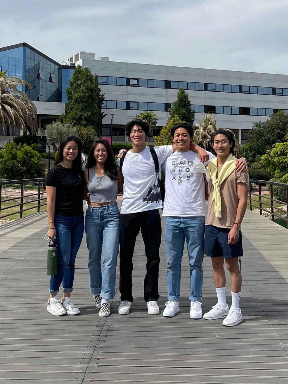 Gia đình gốc Á có bố mẹ cùng 5 con đều là bác sỹ, gây sốt vì tài năng - 4