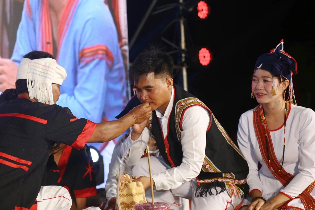 Tục bắt chồng của người Chăm Hroi ở ngôi làng từng biệt lập giữa đại ngàn - 2 Tục bắt chồng của người Chăm Hroi ở ngôi làng từng biệt lập giữa đại ngàn - 2