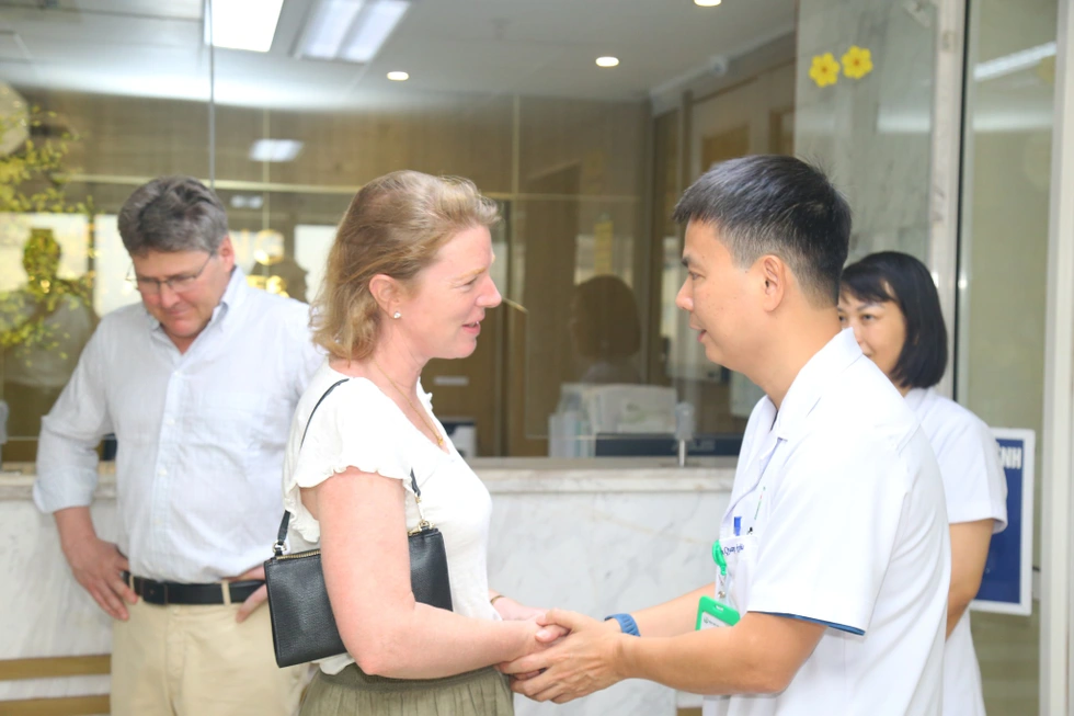 Mẹ cô gái người Anh xúc động gặp lại con trong hình hài người Việt - 4 Mẹ cô gái người Anh xúc động gặp lại con trong hình hài người Việt - 4