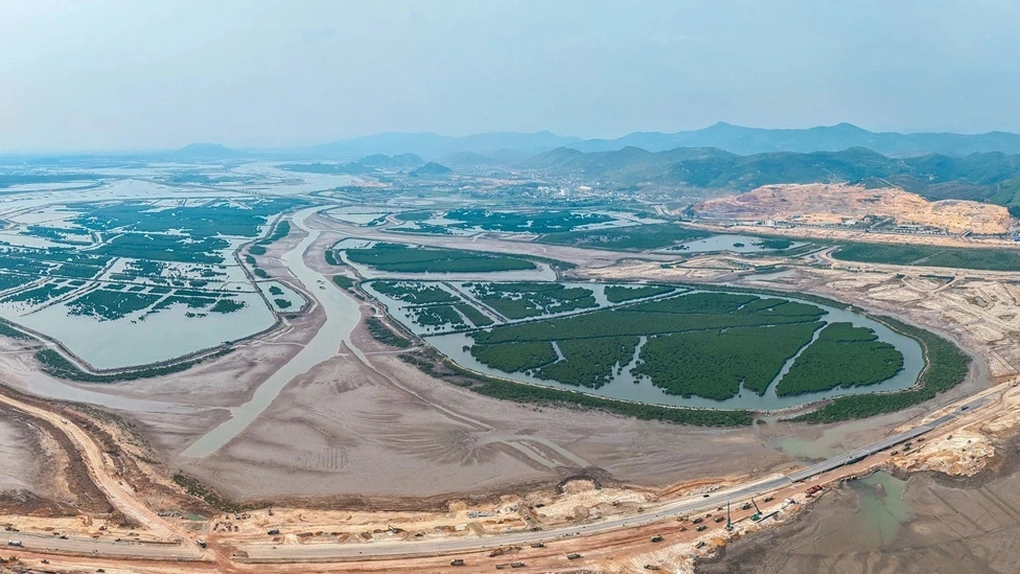 Tỷ phú Phạm Nhật Vượng nói đổi tên sân vận động Trống Đồng là có lý do - 2 Tỷ phú Phạm Nhật Vượng nói đổi tên sân vận động Trống Đồng là có lý do - 2