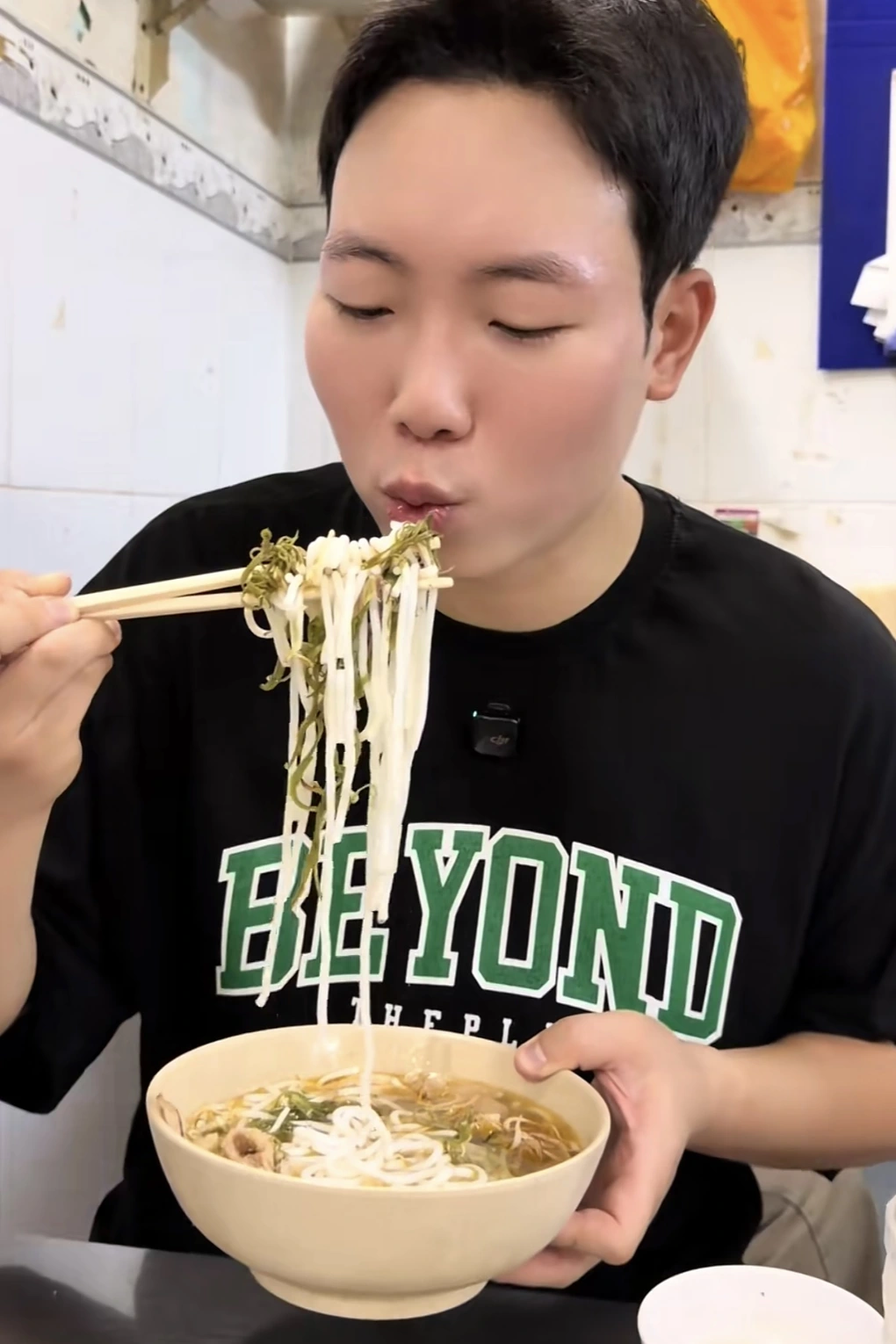 Khách Hàn xếp hàng ăn bún bò ở TPHCM, thích thú “món lạ” ai cũng gọi thêm - 2 Khách Hàn xếp hàng ăn bún bò ở TPHCM, thích thú “món lạ” ai cũng gọi thêm - 2