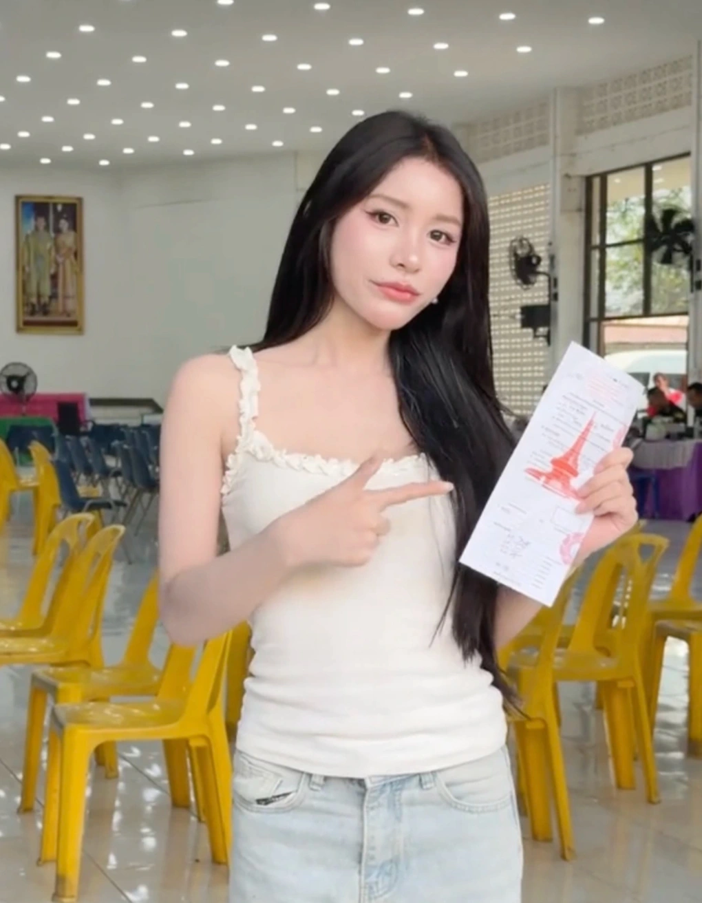 Mỹ nhân chuyển giới ở Thái Lan gây chú ý khi đi khám nghĩa vụ quân sự - 2 Mỹ nhân chuyển giới ở Thái Lan gây chú ý khi đi khám nghĩa vụ quân sự - 2