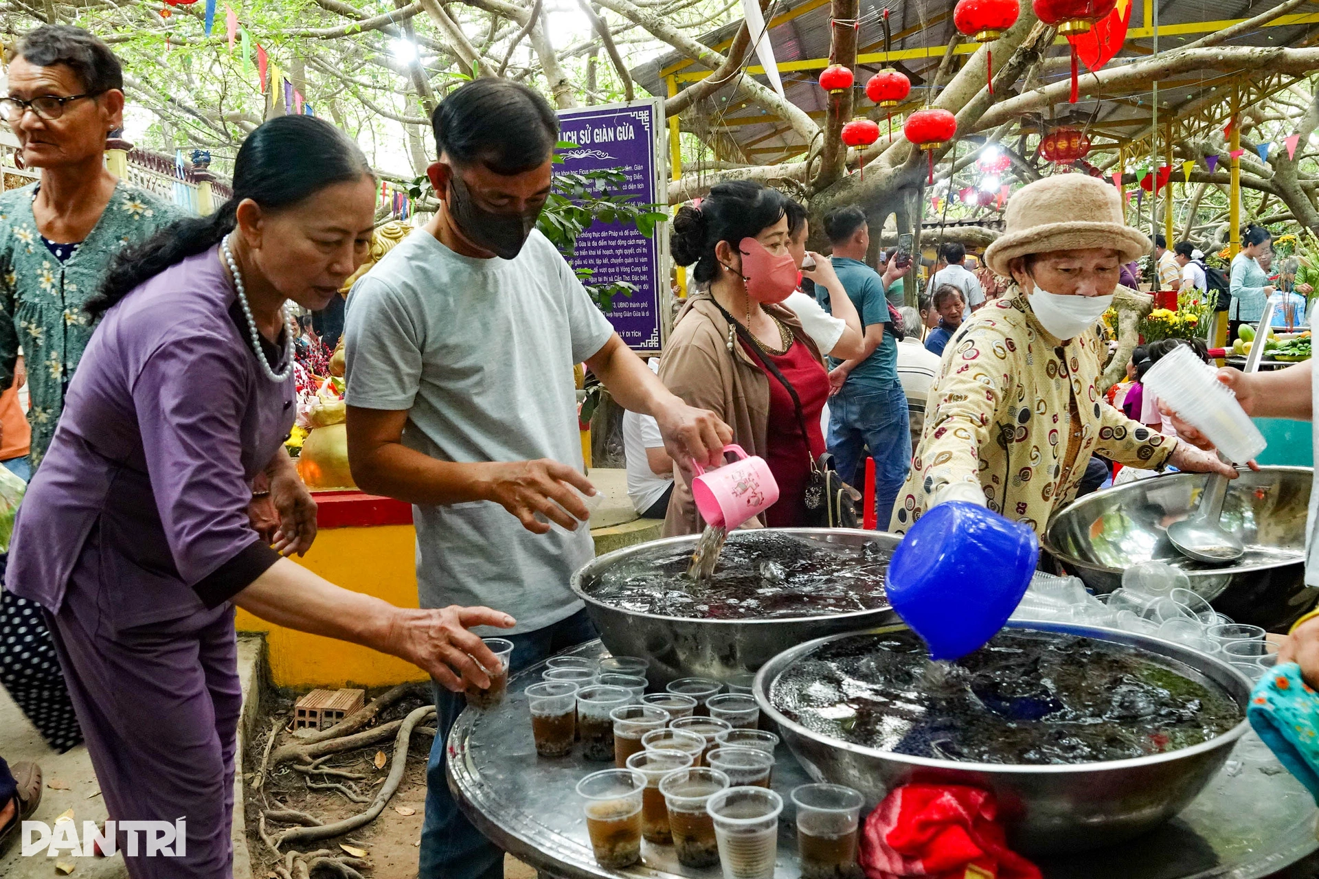 Hàng nghìn người đổ về khu di tích ở Cần Thơ xem múa bóng rỗi - 10 Hàng nghìn người đổ về khu di tích ở Cần Thơ xem múa bóng rỗi - 10