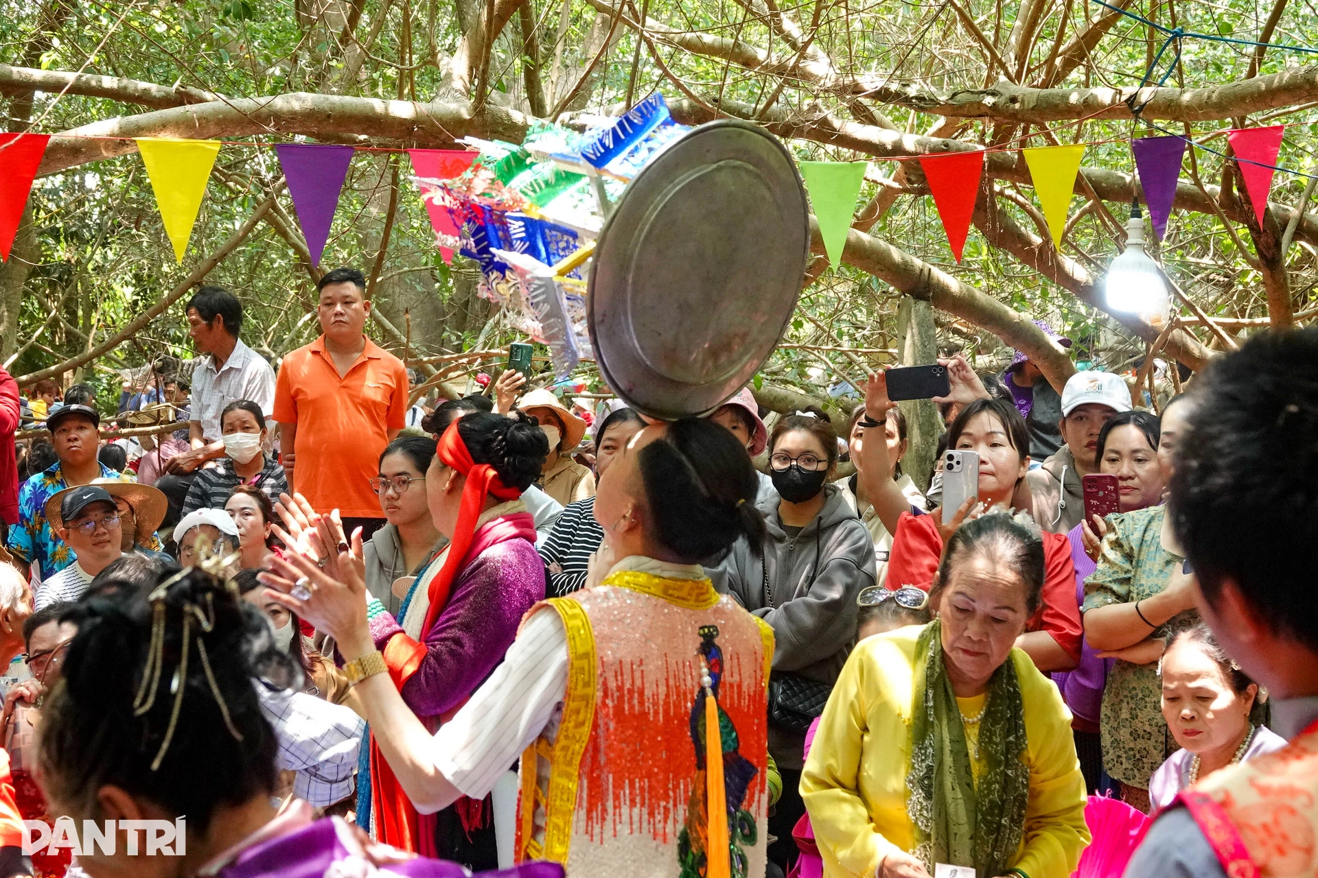 Hàng nghìn người đổ về khu di tích ở Cần Thơ xem múa bóng rỗi - 8 Hàng nghìn người đổ về khu di tích ở Cần Thơ xem múa bóng rỗi - 8