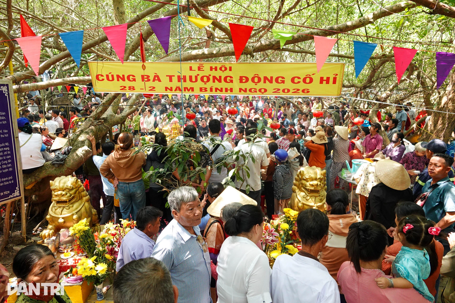 Hàng nghìn người đổ về khu di tích ở Cần Thơ xem múa bóng rỗi - 2 Hàng nghìn người đổ về khu di tích ở Cần Thơ xem múa bóng rỗi - 2
