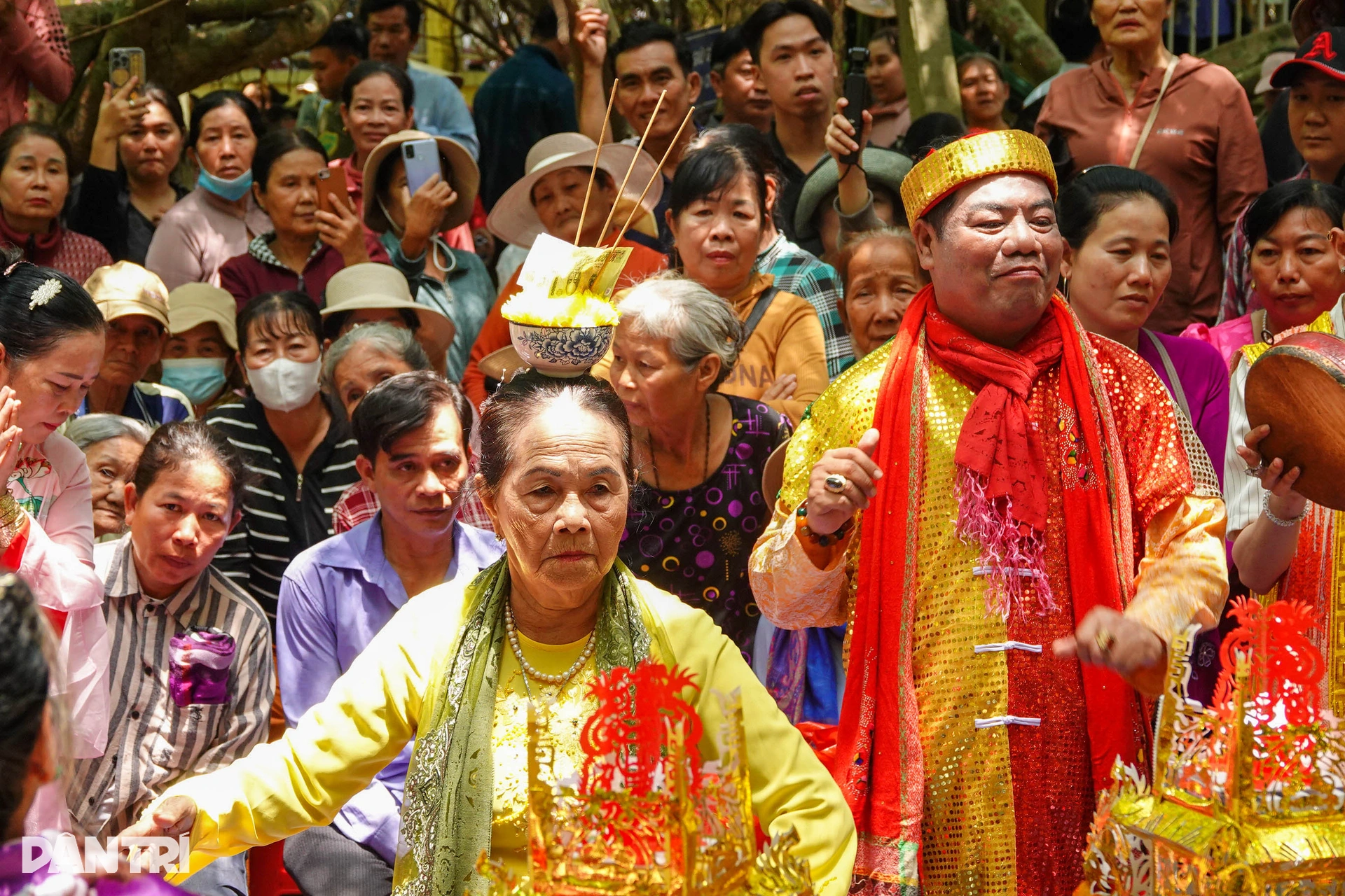 Hàng nghìn người đổ về khu di tích ở Cần Thơ xem múa bóng rỗi - 9 Hàng nghìn người đổ về khu di tích ở Cần Thơ xem múa bóng rỗi - 9