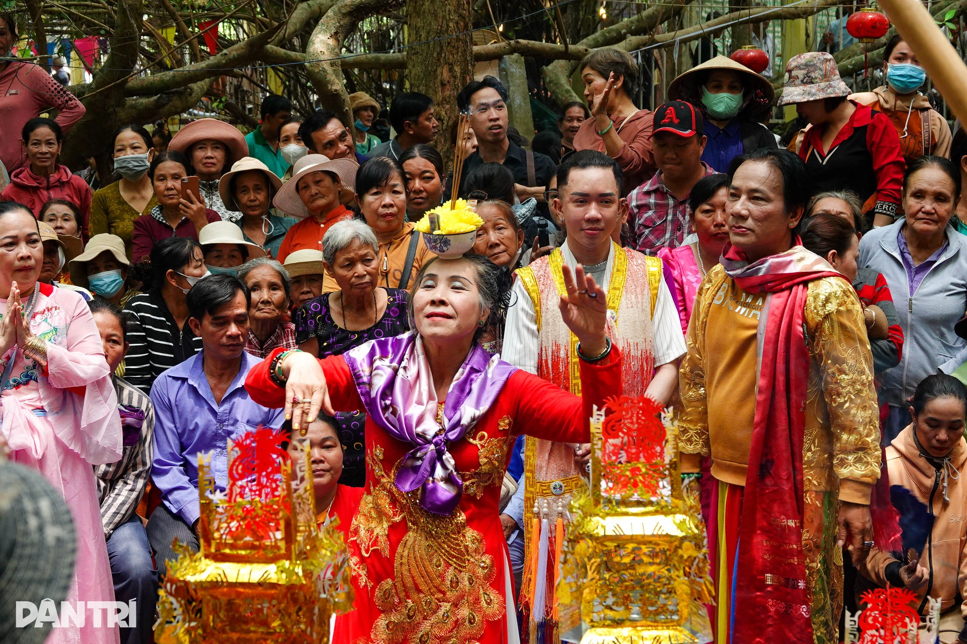 Hàng nghìn người đổ về khu di tích ở Cần Thơ xem múa bóng rỗi - 5 Hàng nghìn người đổ về khu di tích ở Cần Thơ xem múa bóng rỗi - 5