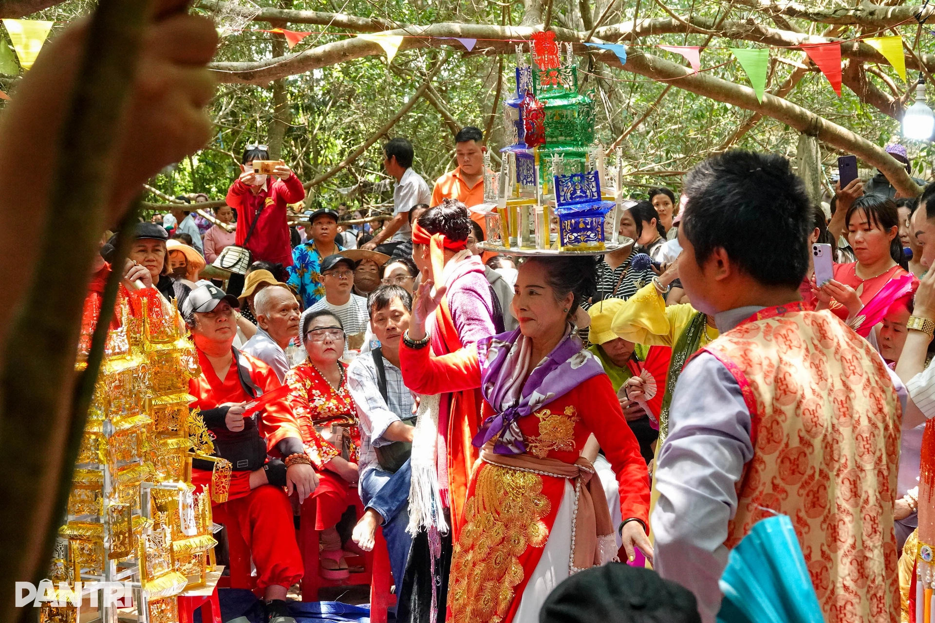 Hàng nghìn người đổ về khu di tích ở Cần Thơ xem múa bóng rỗi - 7 Hàng nghìn người đổ về khu di tích ở Cần Thơ xem múa bóng rỗi - 7