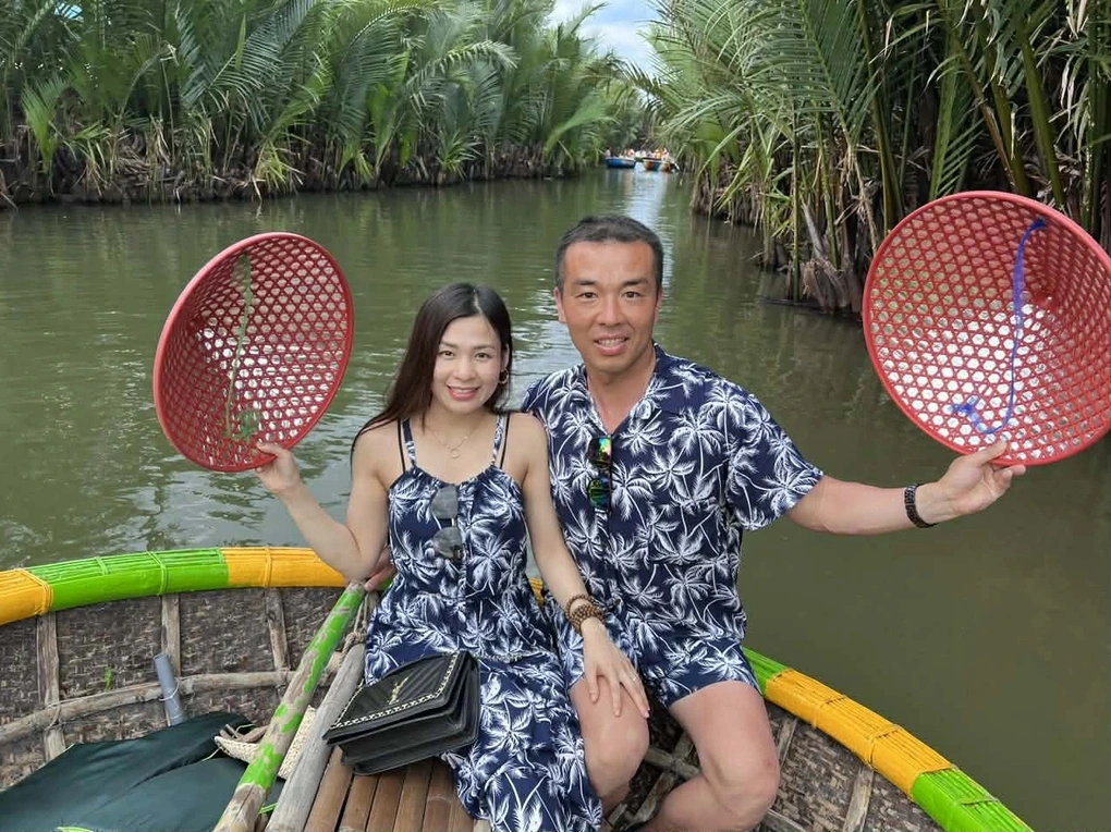 Món quà chồng Nhật ôm khư khư trên máy bay sau chuyến về Việt Nam cùng vợ - 4 Món quà chồng Nhật ôm khư khư trên máy bay sau chuyến về Việt Nam cùng vợ - 4