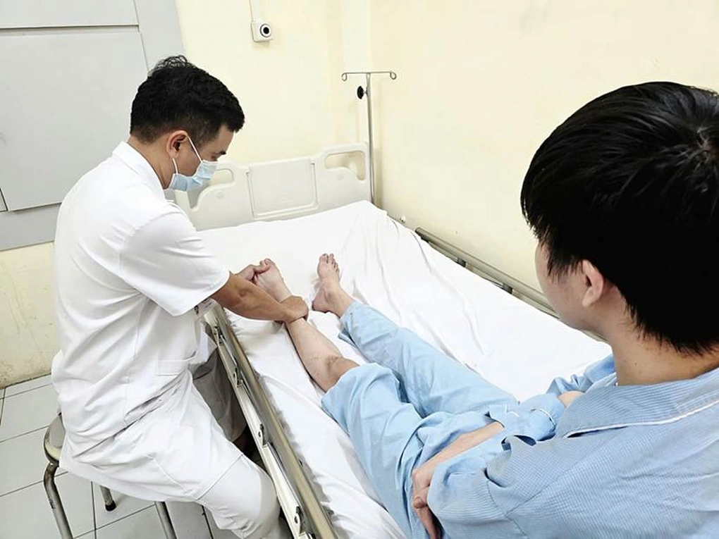 Nam sinh liệt vận động do thói quen ngồi khoanh chân kéo dài - 2