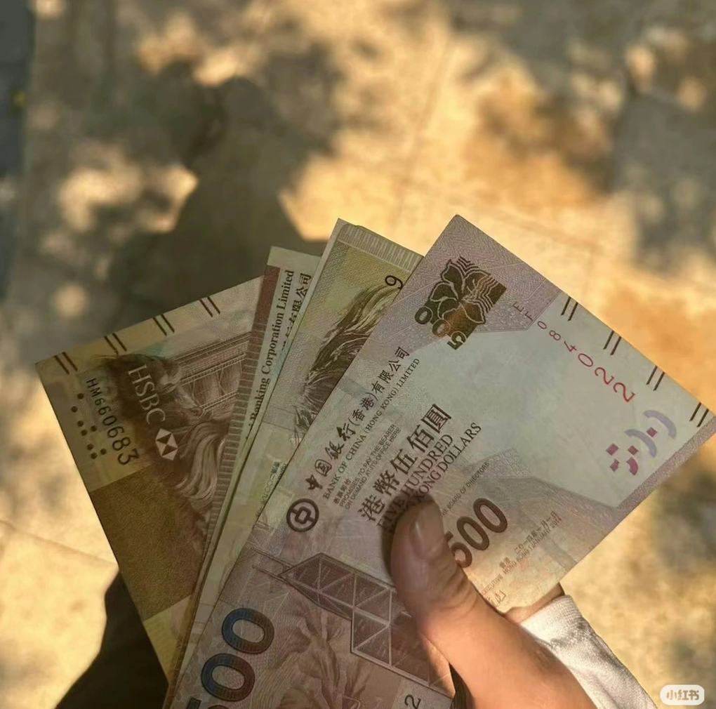 Người phụ nữ Trung Quốc ném tiền từ chung cư xuống, mọi người tranh nhặt - 2
