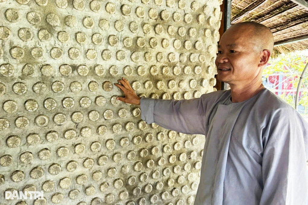 Công trình độc đáo từ 70.000 chai nhựa trong ngôi chùa bên bờ biển - 2 Công trình độc đáo từ 70.000 chai nhựa trong ngôi chùa bên bờ biển - 2