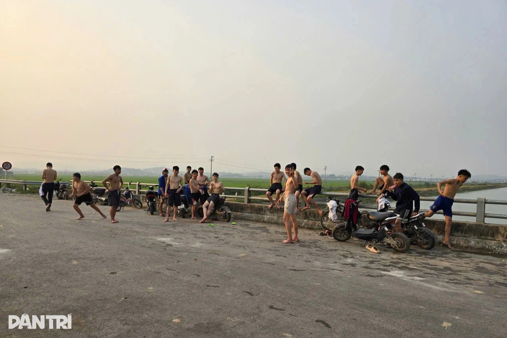 Thanh thiếu niên nhào lộn, tắm kênh ngày nắng nóng: Địa phương khuyến cáo - 2 Thanh thiếu niên nhào lộn, tắm kênh ngày nắng nóng: Địa phương khuyến cáo - 2