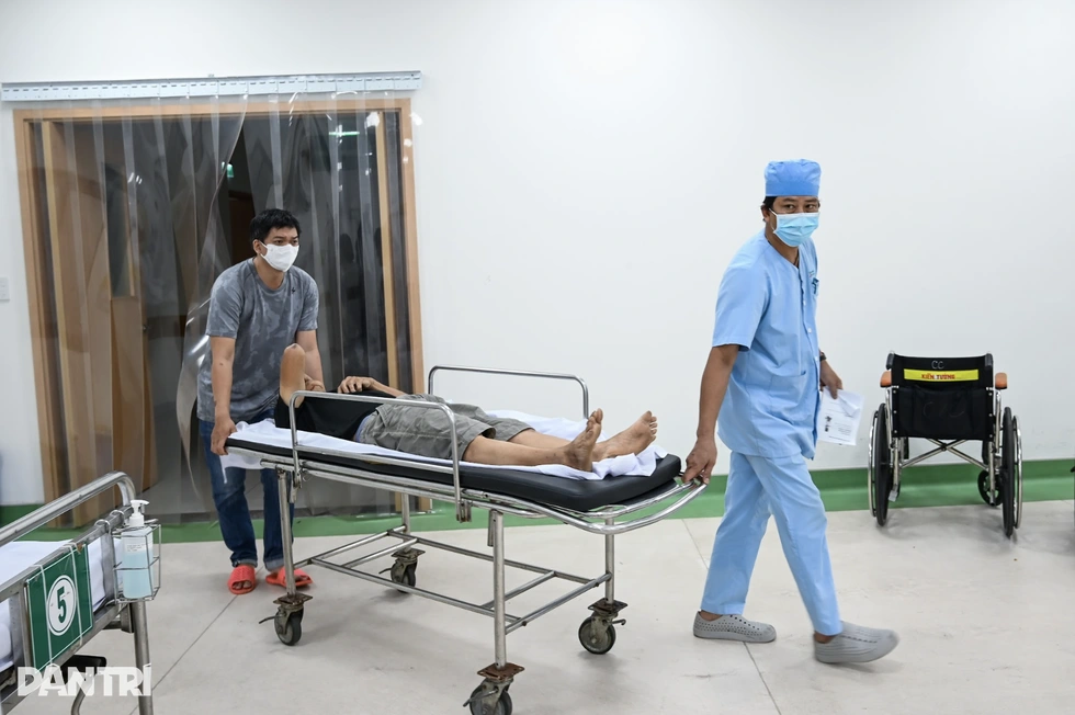 Đêm trắng và áp lực cấp cứu tại bệnh viện “nghìn tỷ” ở cửa ngõ TPHCM - 14