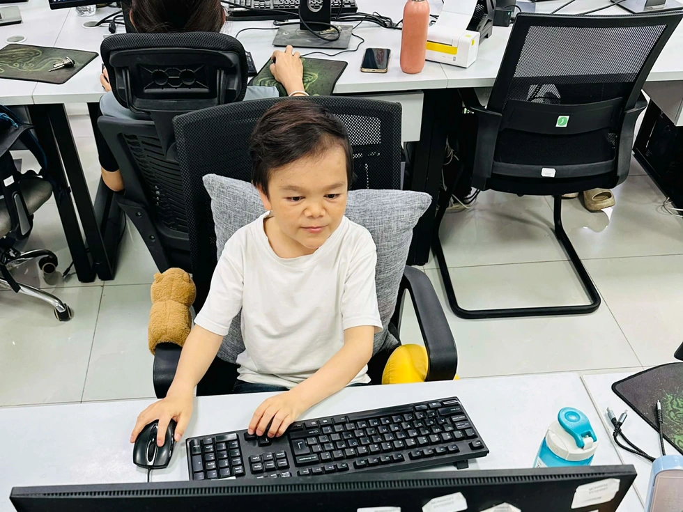 Chàng trai cao 1m ở Hà Nội: Làm 2 công việc cùng lúc, thu nhập gây bất ngờ - 5