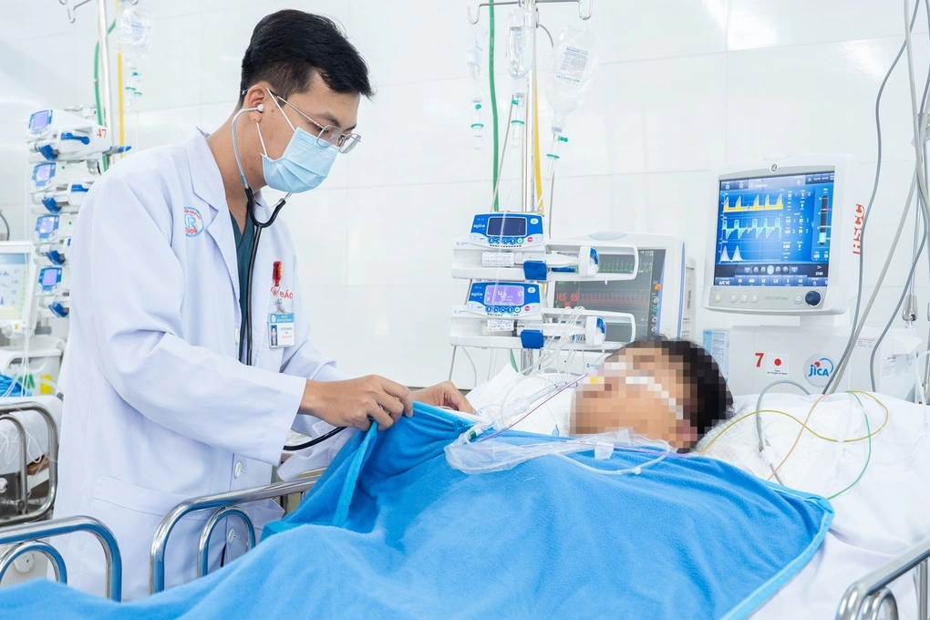 Vụ xe khách lao xuống vực, 15 người thương vong: Xuyên đêm cấp cứu nạn nhân - 2 Vụ xe khách lao xuống vực, 15 người thương vong: Xuyên đêm cấp cứu nạn nhân - 2