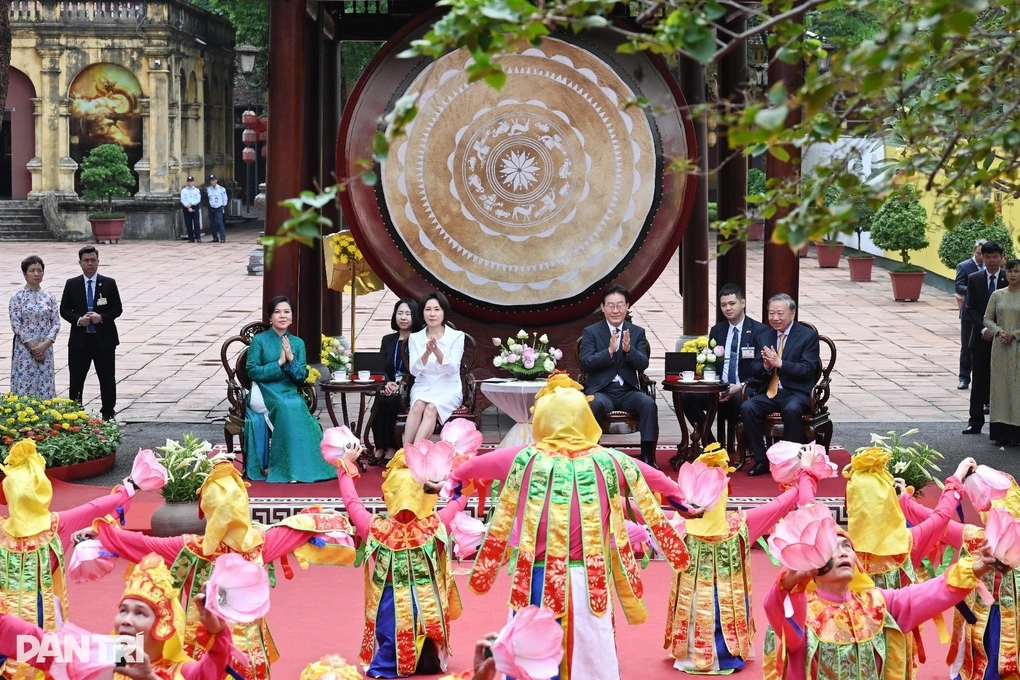 Cô gái bất ngờ gặp Tổng thống Hàn Quốc và Phu nhân đi dạo trong ngõ Hà Nội - 2 Cô gái bất ngờ gặp Tổng thống Hàn Quốc và Phu nhân đi dạo trong ngõ Hà Nội - 2
