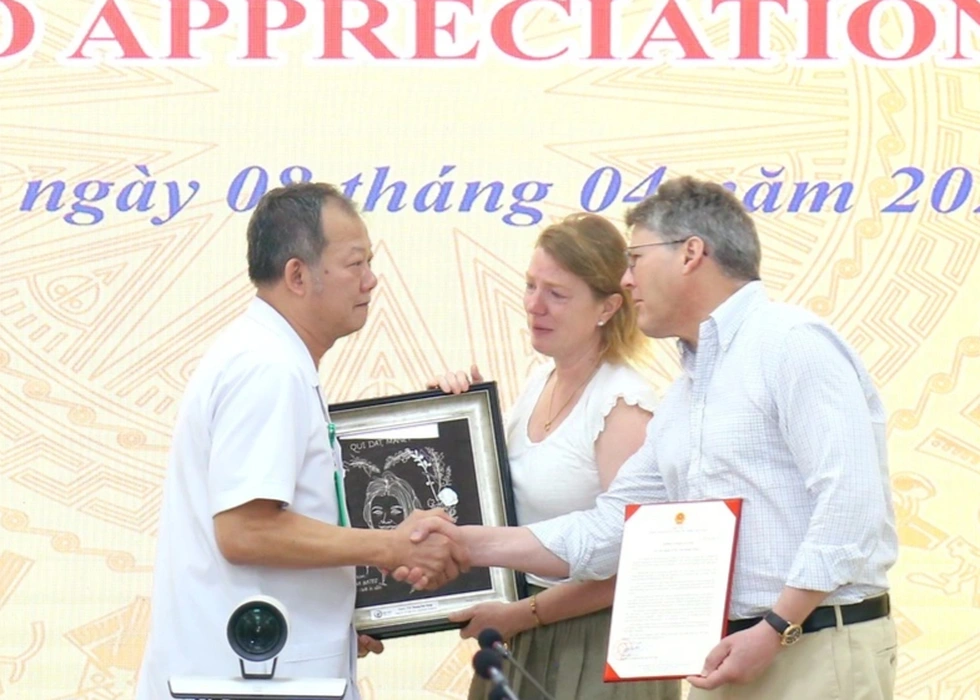 Mẹ cô gái người Anh xúc động gặp lại con trong hình hài người Việt - 3 Mẹ cô gái người Anh xúc động gặp lại con trong hình hài người Việt - 3