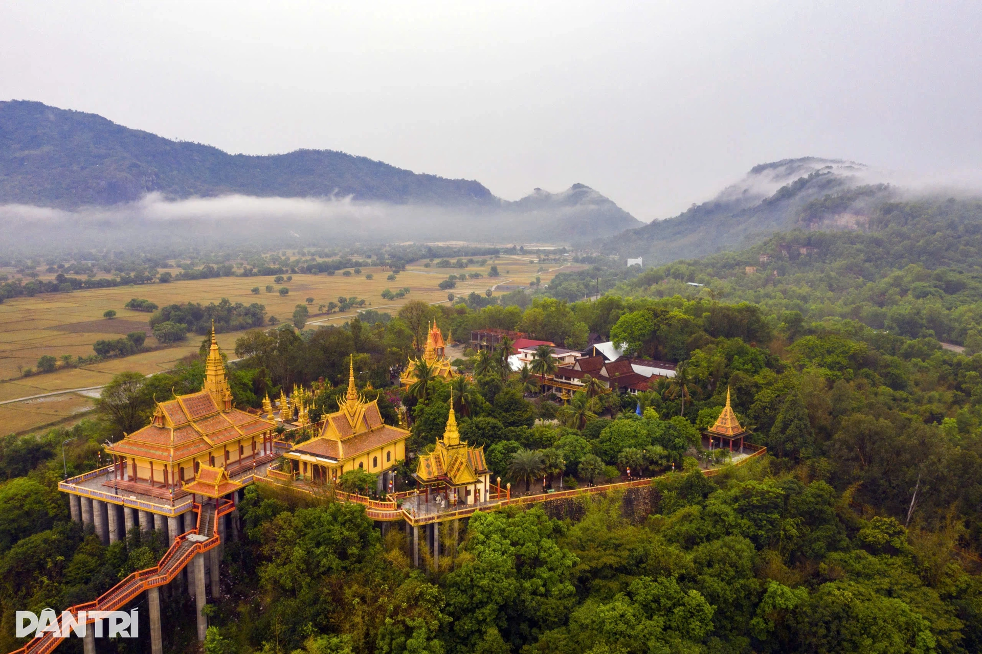 Tượng sáp vị sư giống y người thật khiến nhiều người đến bắt chuyện - 10