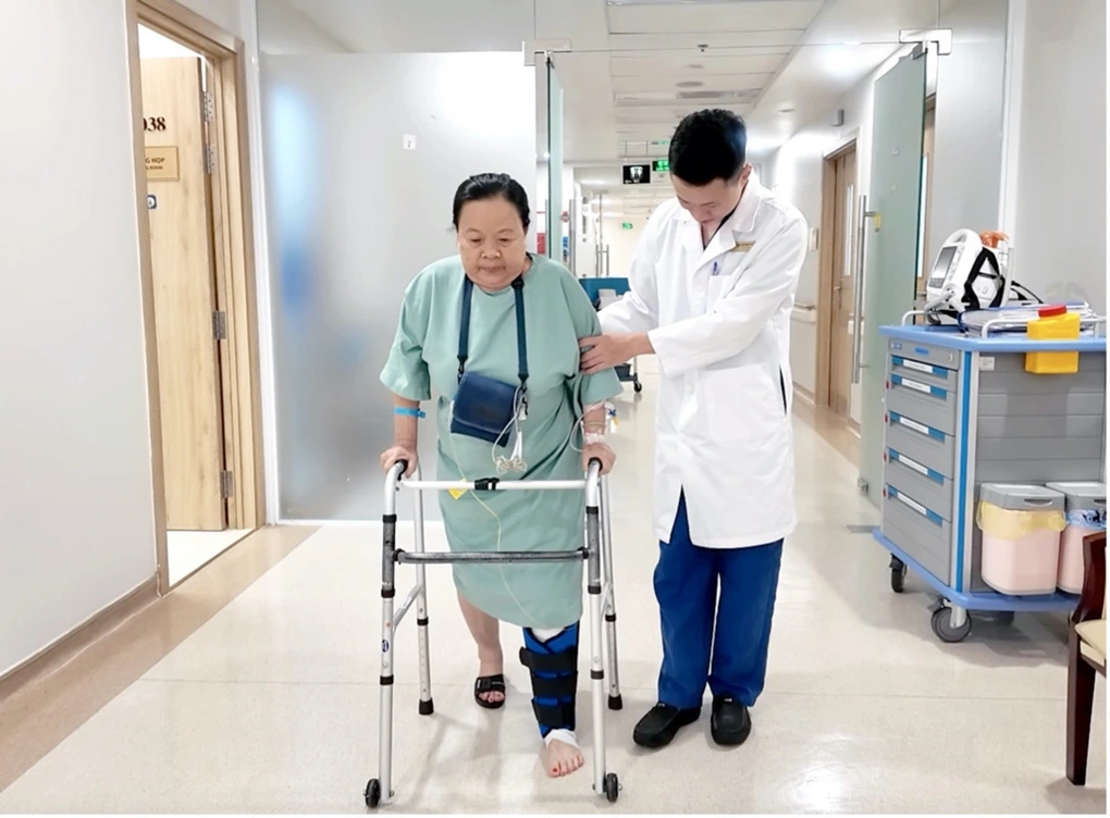 Gần như mất khả năng vận động, bệnh nhân được hồi sinh đôi chân nhờ robot AI - 2 Gần như mất khả năng vận động, bệnh nhân được hồi sinh đôi chân nhờ robot AI - 2