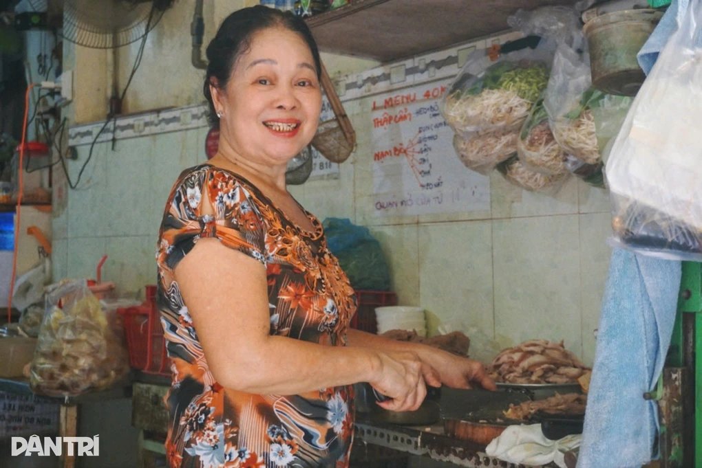 Khách Hàn xếp hàng ăn bún bò ở TPHCM, thích thú “món lạ” ai cũng gọi thêm - 4 Khách Hàn xếp hàng ăn bún bò ở TPHCM, thích thú “món lạ” ai cũng gọi thêm - 4