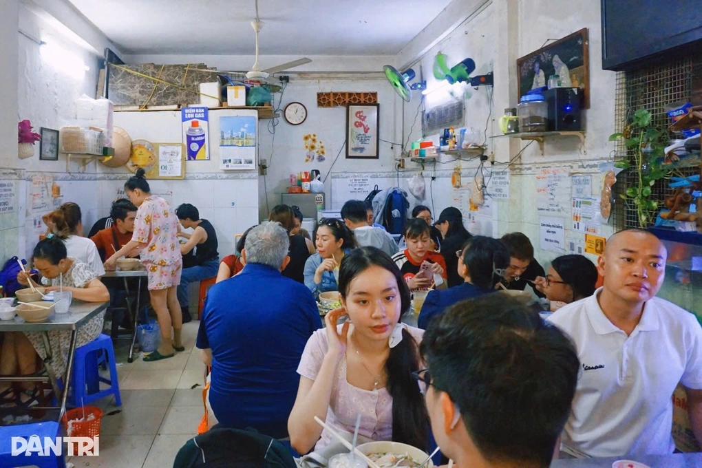 Khách Hàn xếp hàng ăn bún bò ở TPHCM, thích thú “món lạ” ai cũng gọi thêm - 5 Khách Hàn xếp hàng ăn bún bò ở TPHCM, thích thú “món lạ” ai cũng gọi thêm - 5