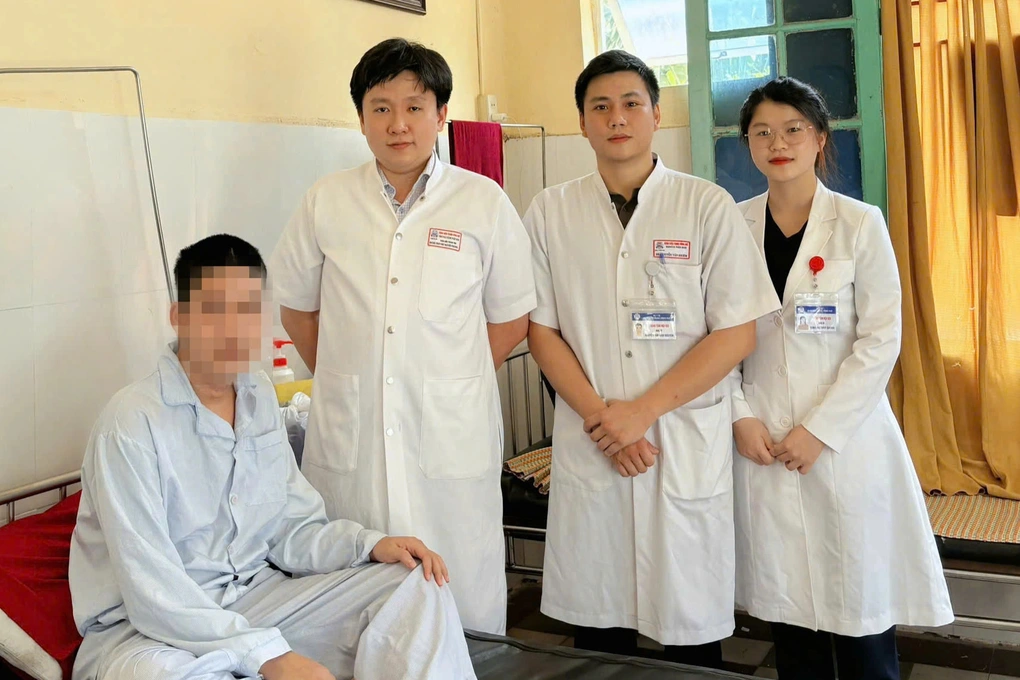 Bác sĩ gắp 3 bàn chải đánh răng từ đường tiêu hóa bệnh nhân - 2