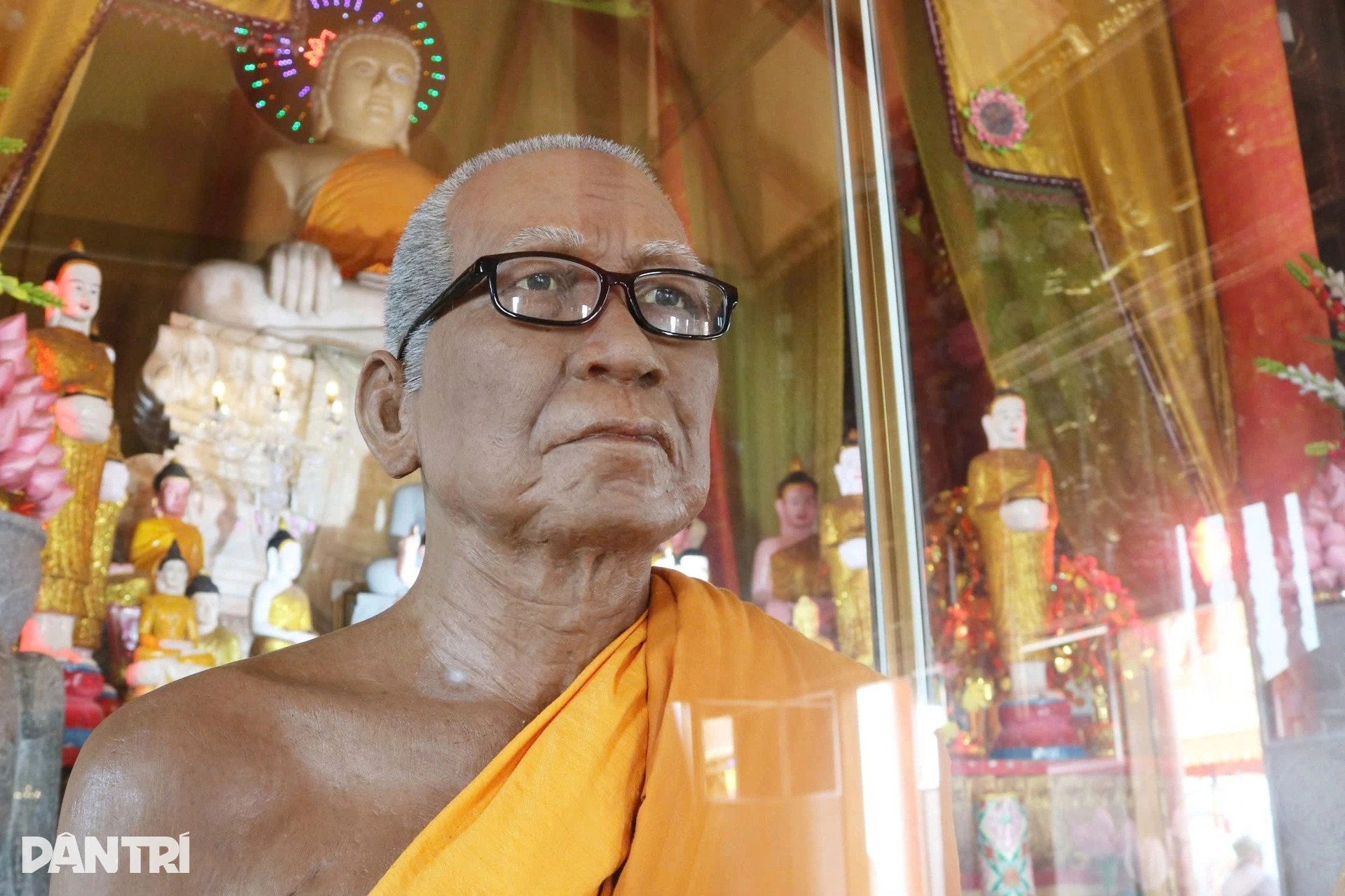 Tượng sáp vị sư giống y người thật khiến nhiều người đến bắt chuyện - 3