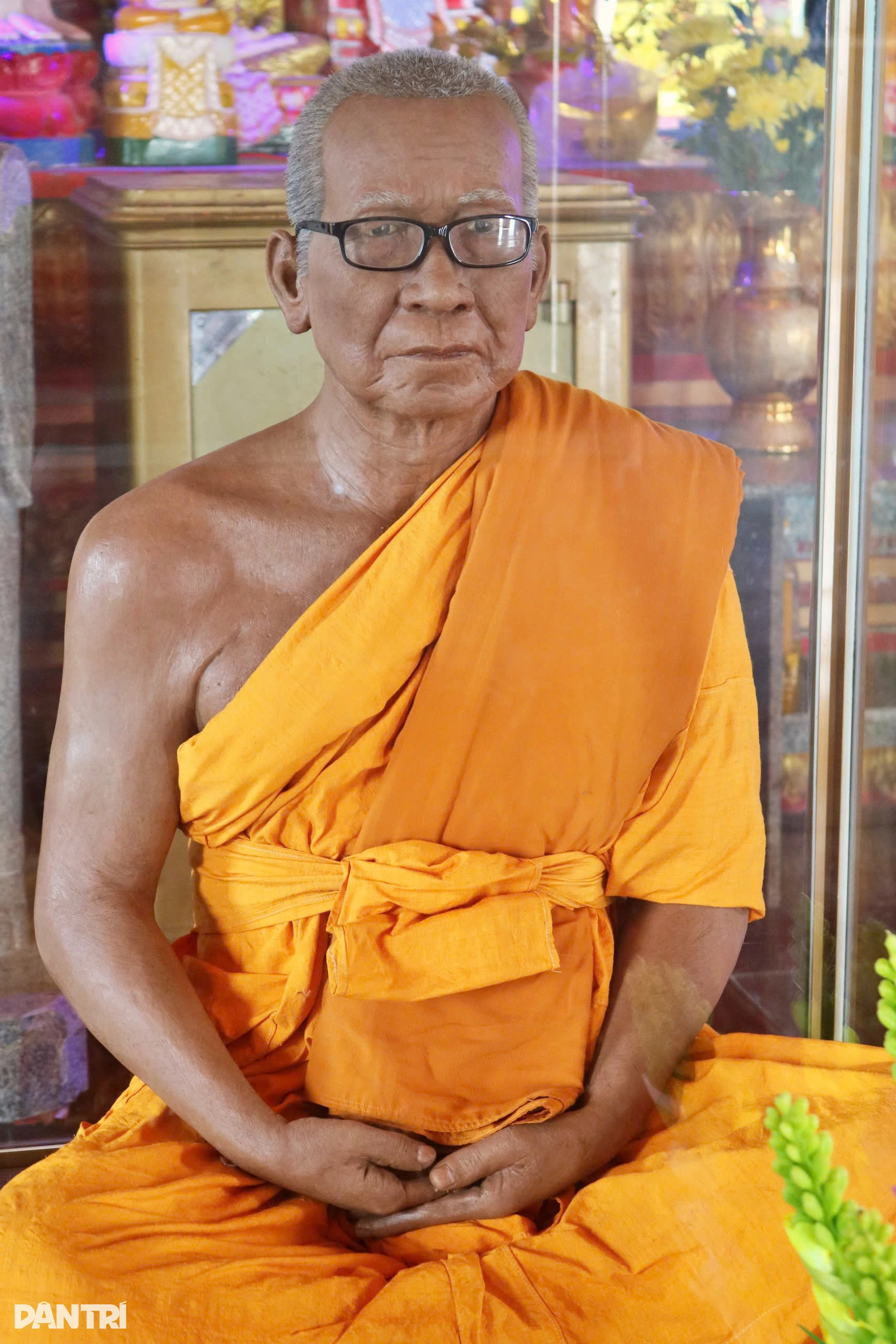 Tượng sáp vị sư giống y người thật khiến nhiều người đến bắt chuyện - 4