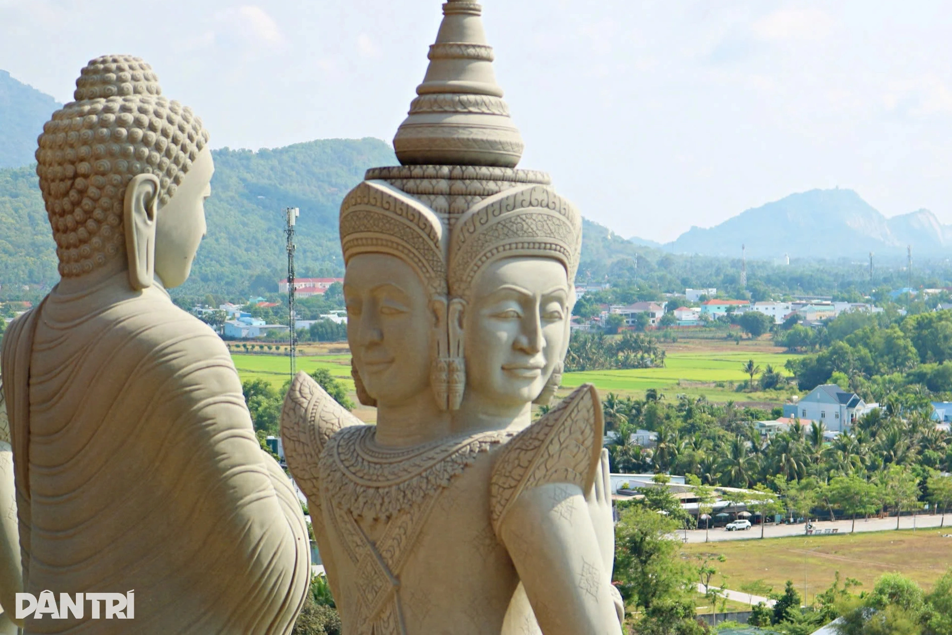 Tượng sáp vị sư giống y người thật khiến nhiều người đến bắt chuyện - 9