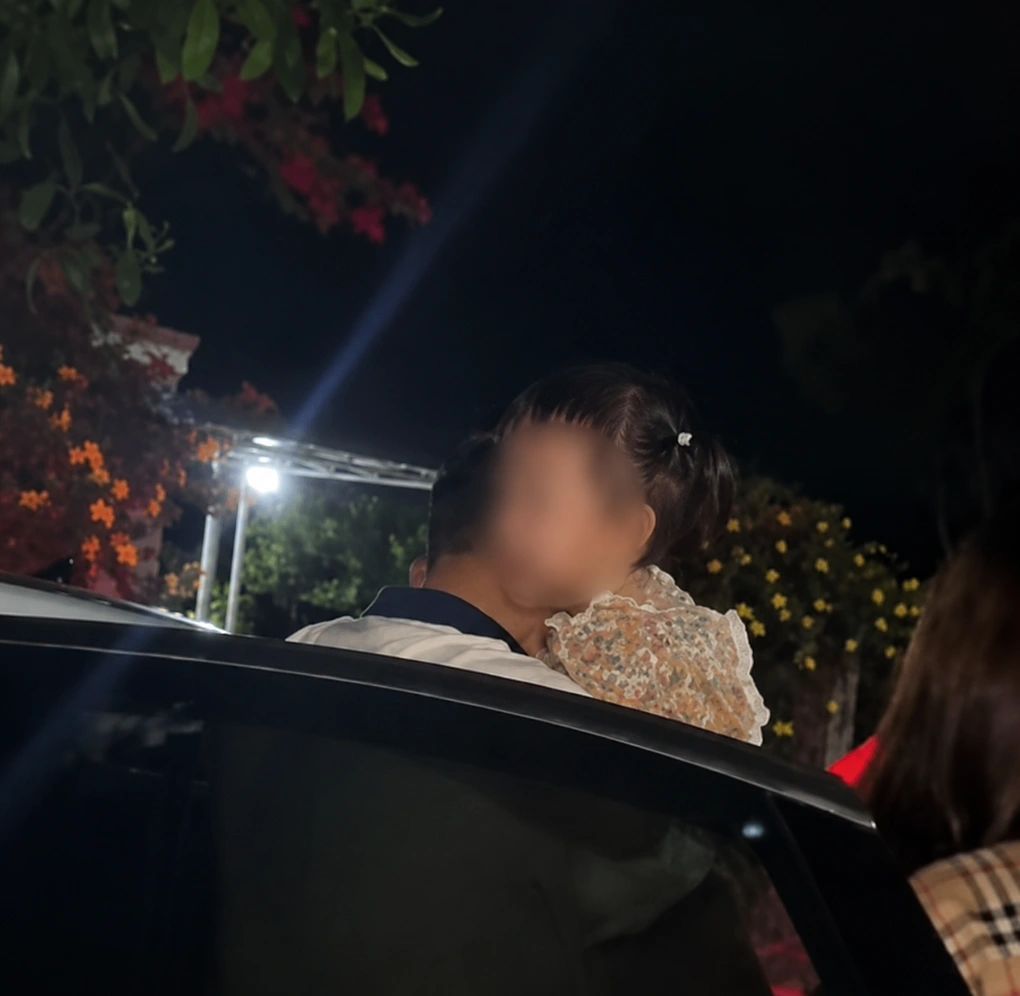 Sự thật video trẻ bị bỏ quên trên ô tô, gia đình phá kính giải cứu - 2