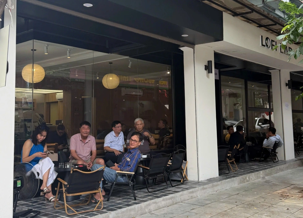 Hết thời lấn vỉa hè: Chủ quán ở Hà Nội làm vỉa hè giả, đón khách ăn uống - 3 Hết thời lấn vỉa hè: Chủ quán ở Hà Nội làm vỉa hè giả, đón khách ăn uống - 3