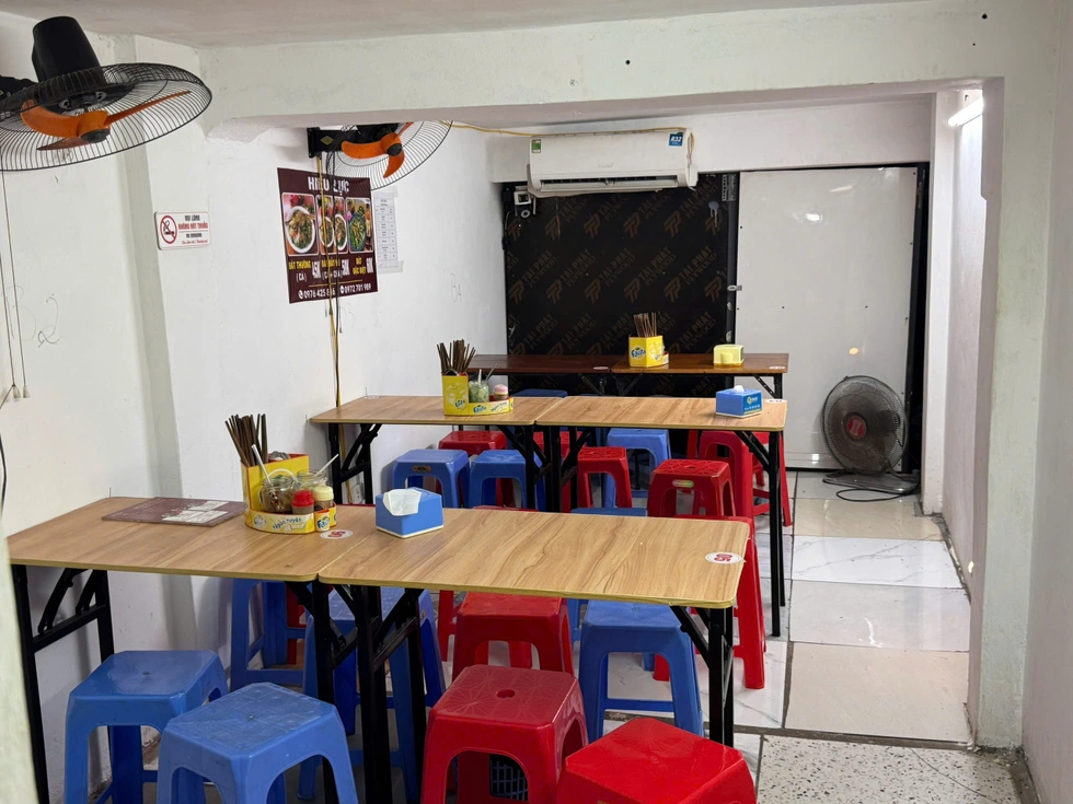 Hết thời lấn vỉa hè: Chủ quán ở Hà Nội làm vỉa hè giả, đón khách ăn uống - 6 Hết thời lấn vỉa hè: Chủ quán ở Hà Nội làm vỉa hè giả, đón khách ăn uống - 6