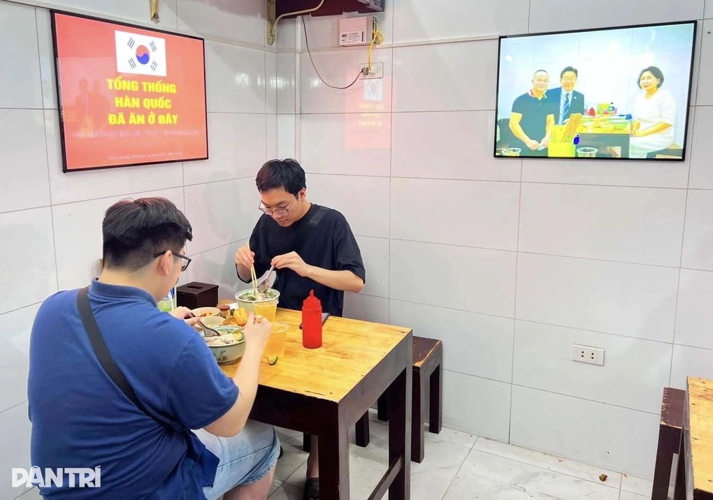 Quán phở từng đón Tổng thống Hàn: Chủ quán treo 3 ảnh, phở chín cháy hàng - 3 Quán phở từng đón Tổng thống Hàn: Chủ quán treo 3 ảnh, phở chín cháy hàng - 3