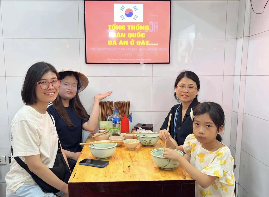 Quán phở từng đón Tổng thống Hàn: Chủ quán treo 3 ảnh, phở chín cháy hàng - 2 Quán phở từng đón Tổng thống Hàn: Chủ quán treo 3 ảnh, phở chín cháy hàng - 2