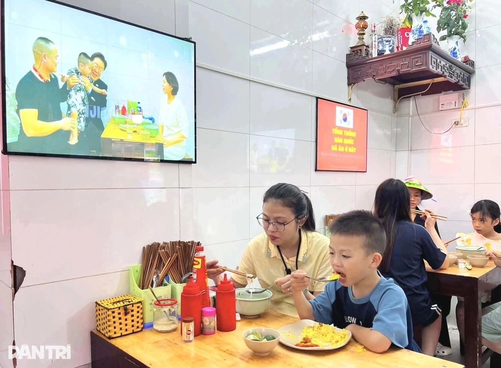 Quán phở từng đón Tổng thống Hàn: Chủ quán treo 3 ảnh, phở chín cháy hàng - 4 Quán phở từng đón Tổng thống Hàn: Chủ quán treo 3 ảnh, phở chín cháy hàng - 4