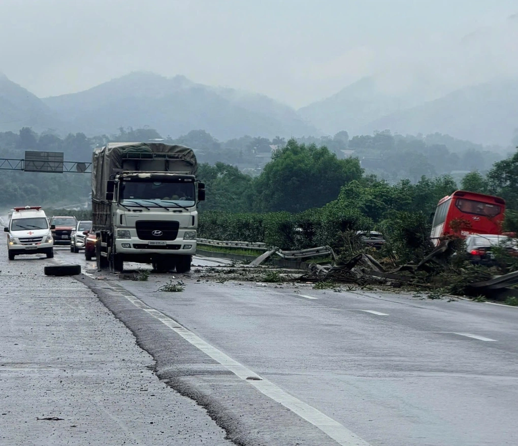 Cô gái kể thoát chết trước ô tô bị văng lốp trên cao tốc Nội Bài - Lào Cai - 2