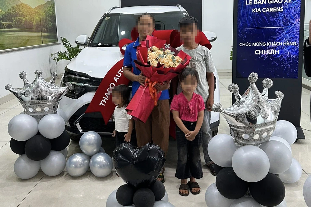 Gia đình 6 người mặc đồ giản dị ở Gia Lai  đi nhận ô tô mới gây sốt - 2