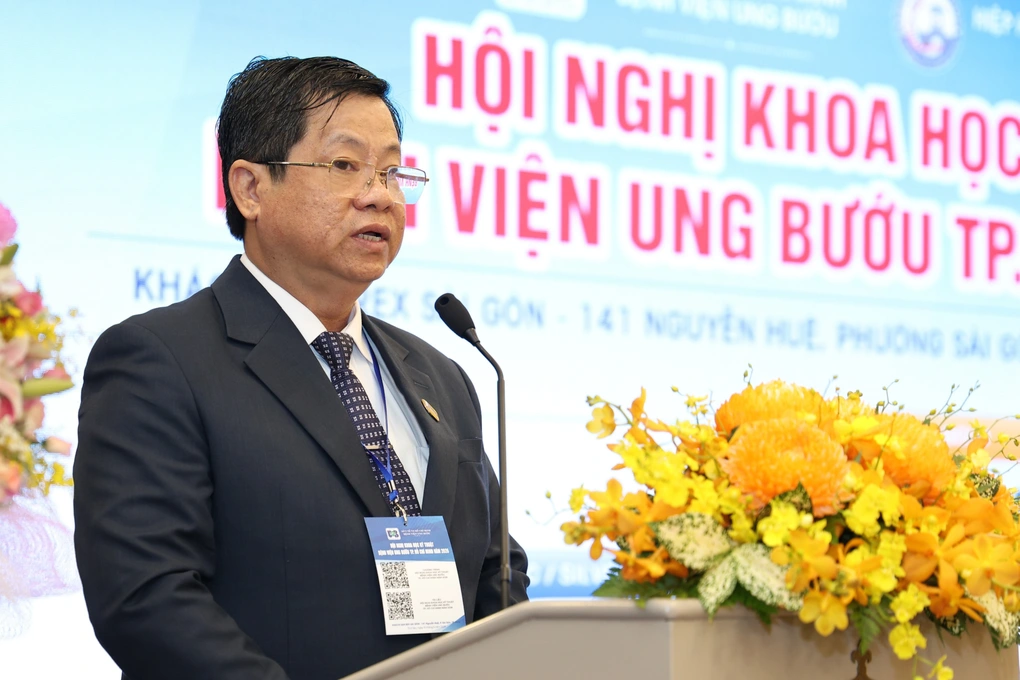 Trẻ ung thư mắt đi hóa trị nội động mạch đắt đỏ: BV Ung bướu TPHCM nói gì? - 2