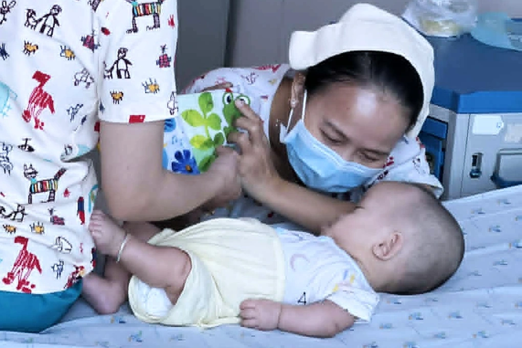 Mẹ đột ngột bỏ rơi, em bé bệnh nặng được y bác sĩ ở TPHCM níu mạng, đặt tên - 3