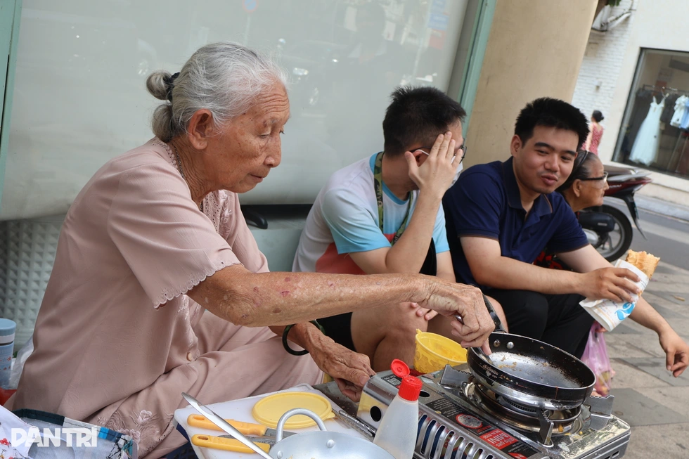 Cụ bà 81 tuổi bán bánh mì ở TPHCM nói tiếng Anh, Pháp với khách - 3 Cụ bà 81 tuổi bán bánh mì ở TPHCM nói tiếng Anh, Pháp với khách - 3