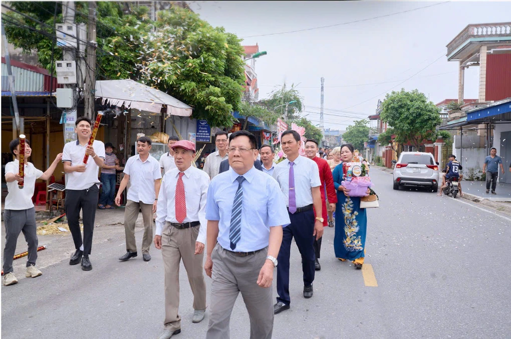 Chú rể Ninh Bình bật khóc nhận món quà bí mật cha quá cố gửi 26 năm trước - 3