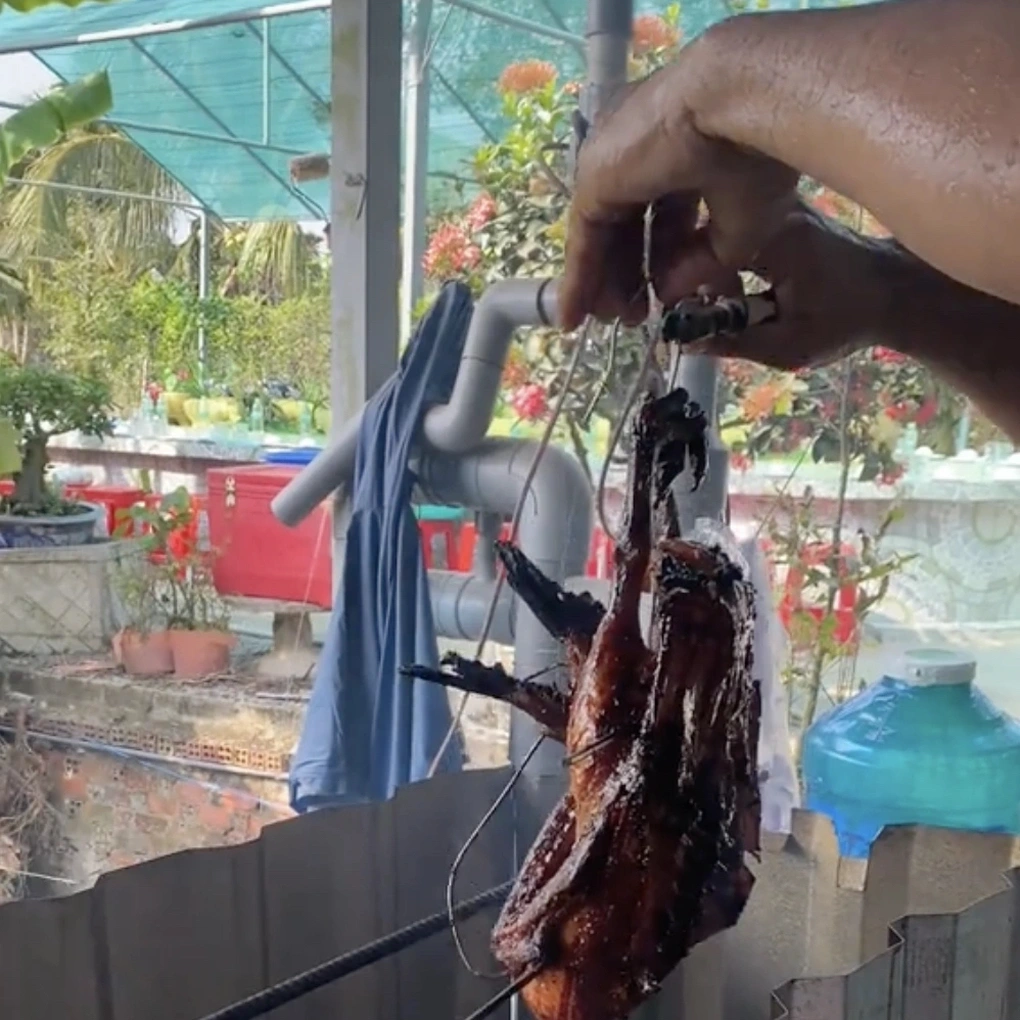 Clip đám giỗ độc lạ hút 14 triệu lượt xem: Đãi tiệc bằng băng chuyền nước - 3