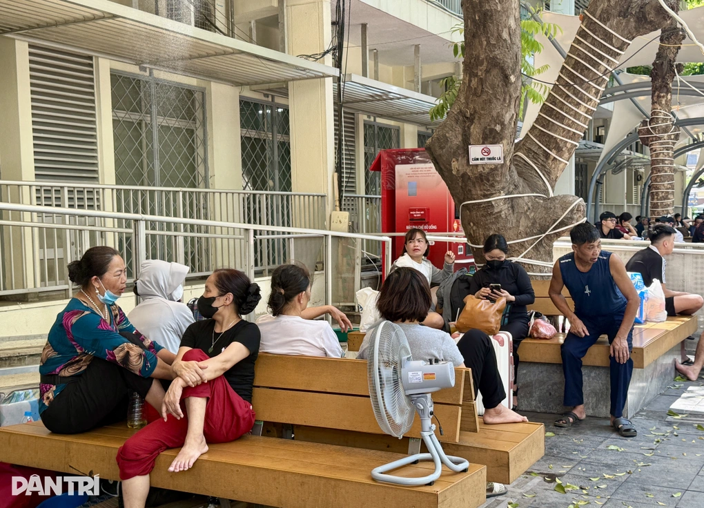 Nắng nóng 40 độ C: Cấp cứu tăng 30%, nhiều người trẻ nhập viện vì say nắng - 3 Nắng nóng 40 độ C: Cấp cứu tăng 30%, nhiều người trẻ nhập viện vì say nắng - 3