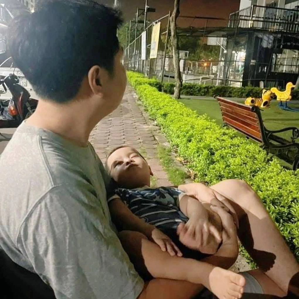 Mất điện ngày 40 độ C: Người Hà Nội ngủ công viên, ôm con chạy xe giữa đêm - 2