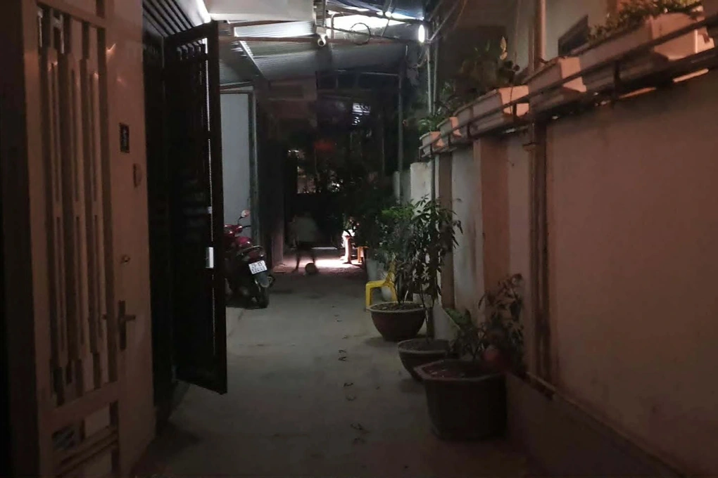 Mất điện ngày 40 độ C: Người Hà Nội ngủ công viên, ôm con chạy xe giữa đêm - 3