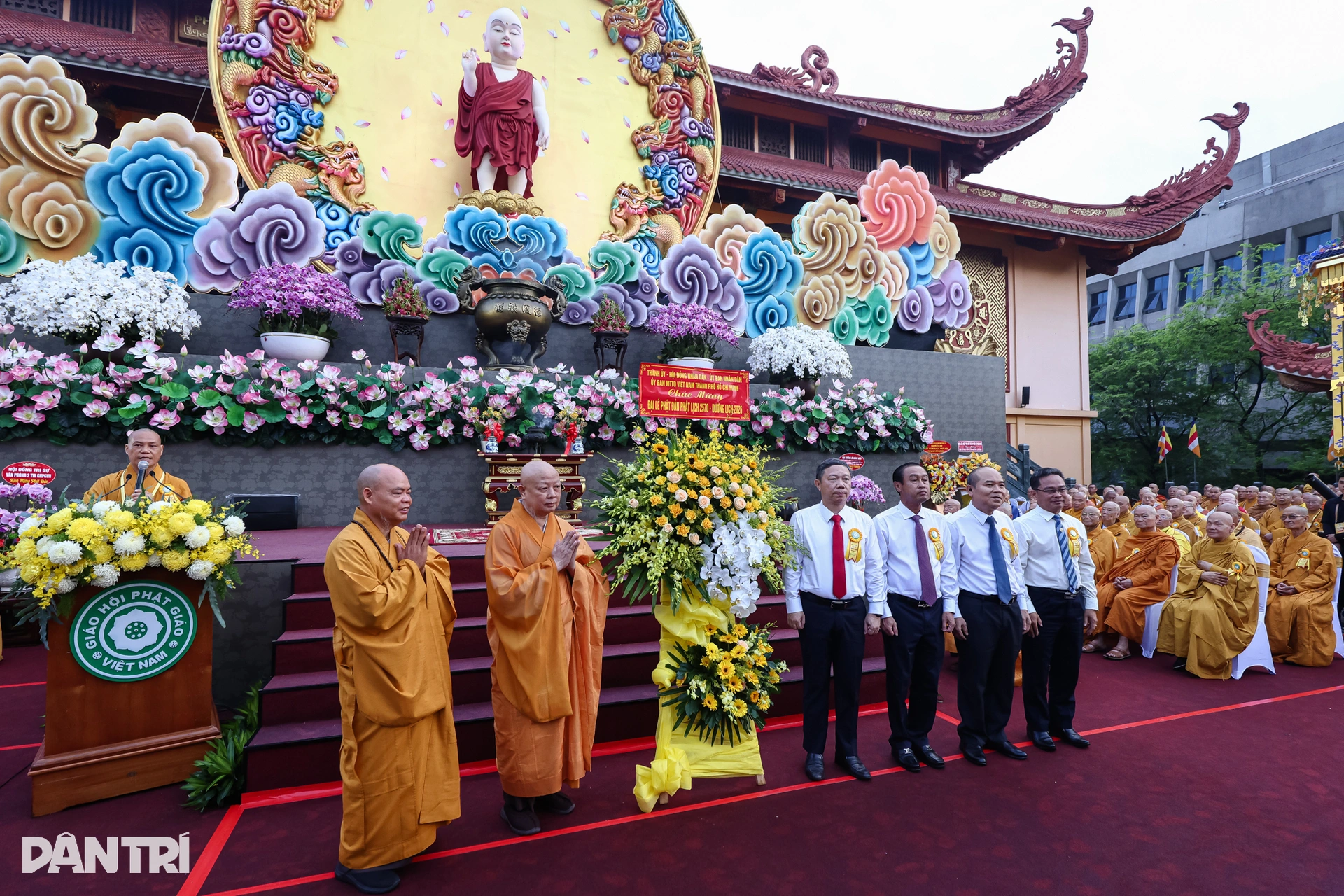 Hàng nghìn người dân tham dự Đại lễ Phật đản ở TPHCM - 5 Hàng nghìn người dân tham dự Đại lễ Phật đản ở TPHCM - 5