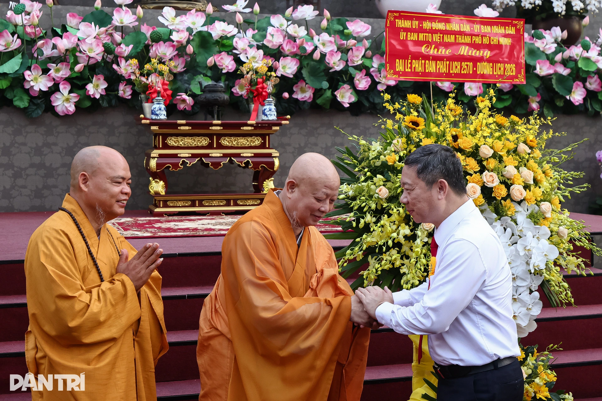 Hàng nghìn người dân tham dự Đại lễ Phật đản ở TPHCM - 7 Hàng nghìn người dân tham dự Đại lễ Phật đản ở TPHCM - 7