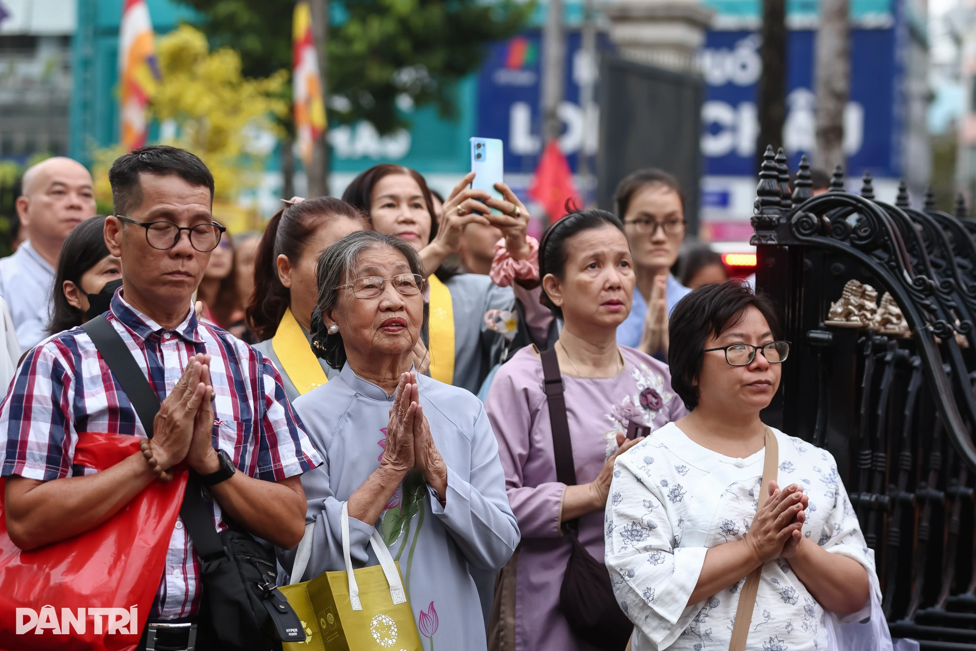 Hàng nghìn người dân tham dự Đại lễ Phật đản ở TPHCM - 12 Hàng nghìn người dân tham dự Đại lễ Phật đản ở TPHCM - 12