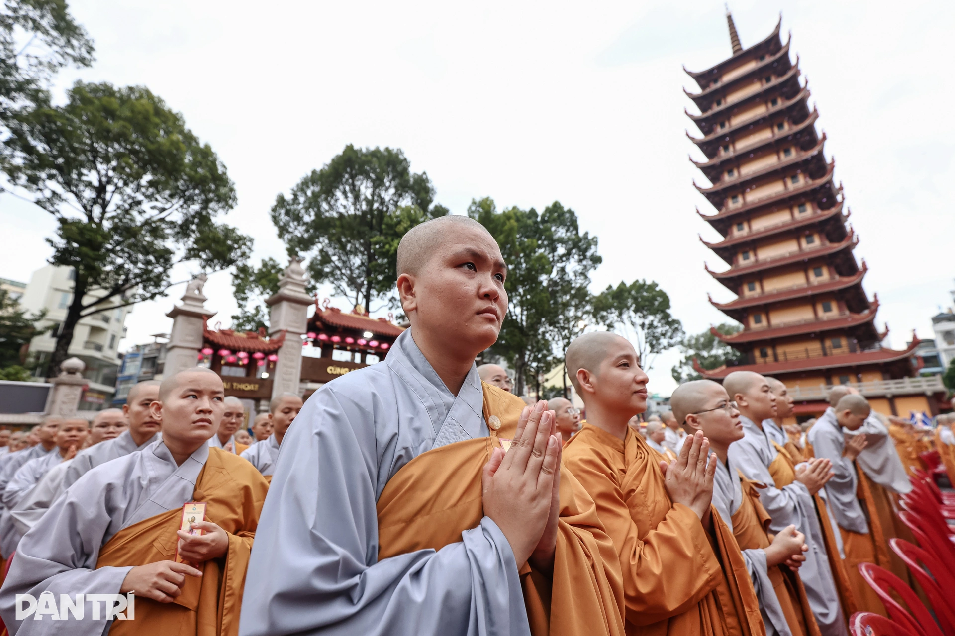 Hàng nghìn người dân tham dự Đại lễ Phật đản ở TPHCM - 13 Hàng nghìn người dân tham dự Đại lễ Phật đản ở TPHCM - 13